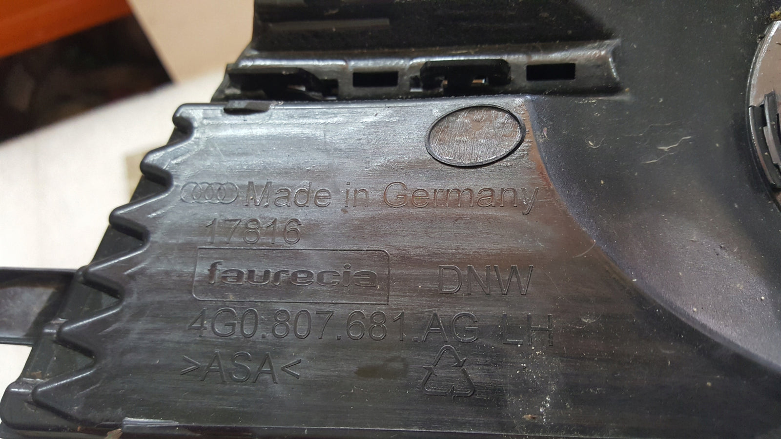 Kratka zderzaka przedniego lewa strona AUDI A6 (C7) 4G0807681AG demontaż