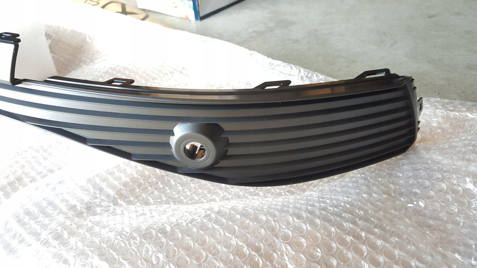 NOWA ORYGINALNA listwa kratka zderzaka tylnego AUDI Q4 e-tron 89A807833A