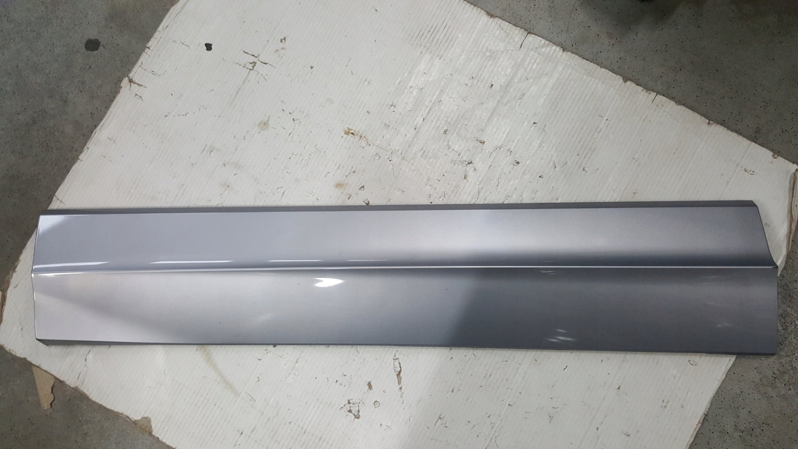 Listwa drzwi lewy przód VW TOUAREG III 760854939D demontaż