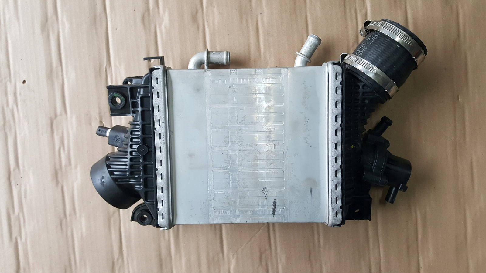 Chłodnica powietrza intercooler 059145803T AUDI A4 B9
