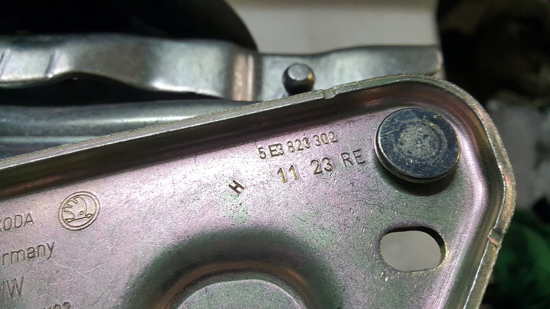 Zawiasy maski lewy + prawy SKODA OCTAVIA 5E3823301 5E3823302 NOWE oryginał