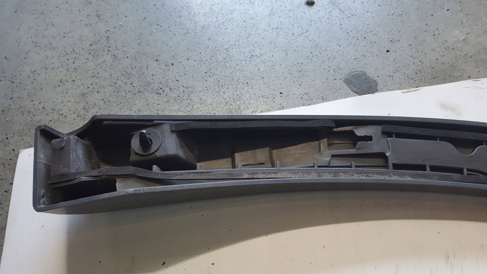 Listwa błotnika prawy tył AUDI Q5 80A853818A demontaż