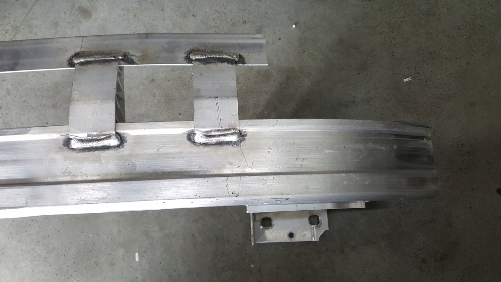 Belka wzmocnienie zderzaka przedniego VW T7 7T0807109B demontaż
