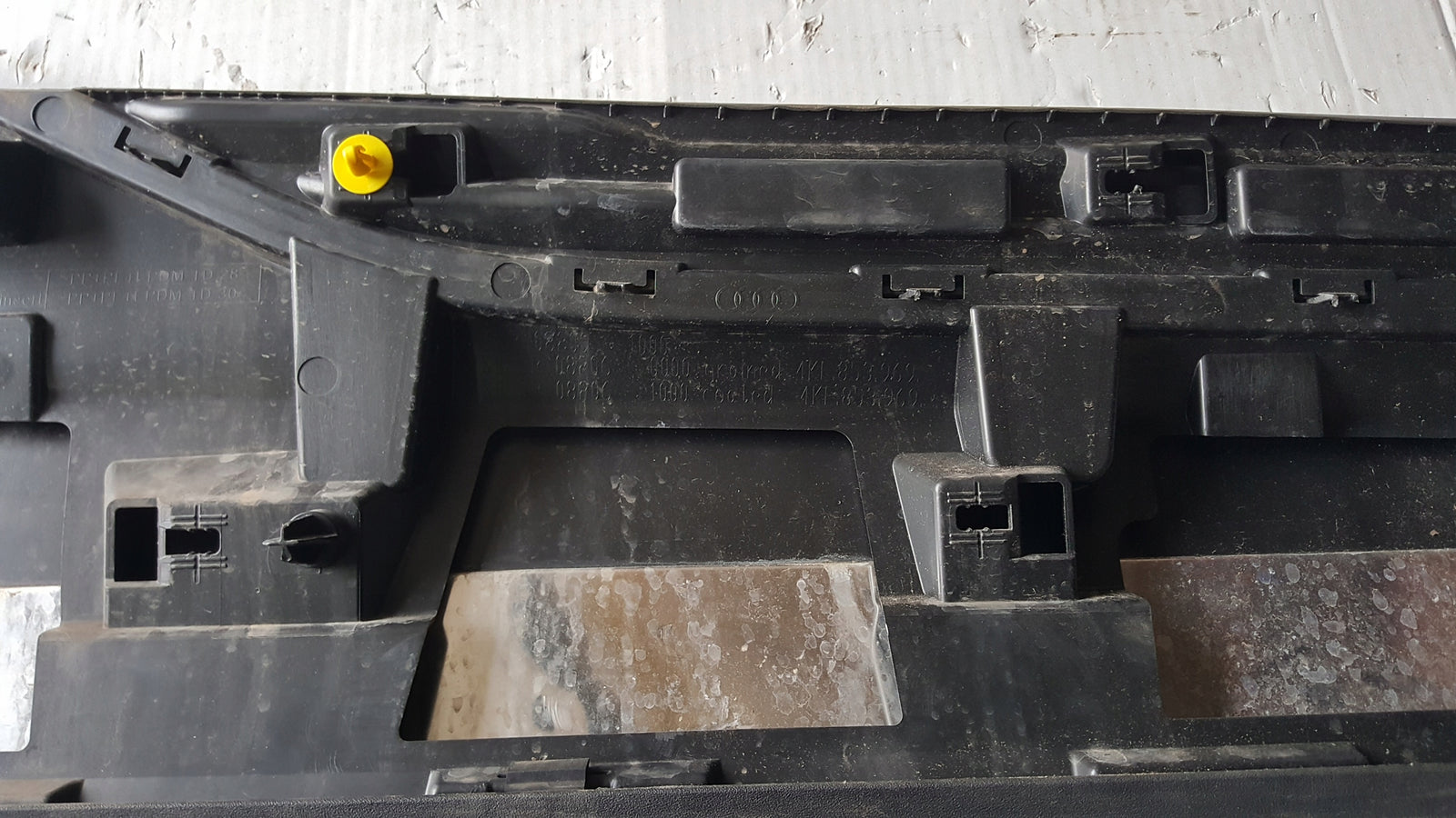 Listwa drzwi lewy tył AUDI E-TRON 4KE853969 demontaż