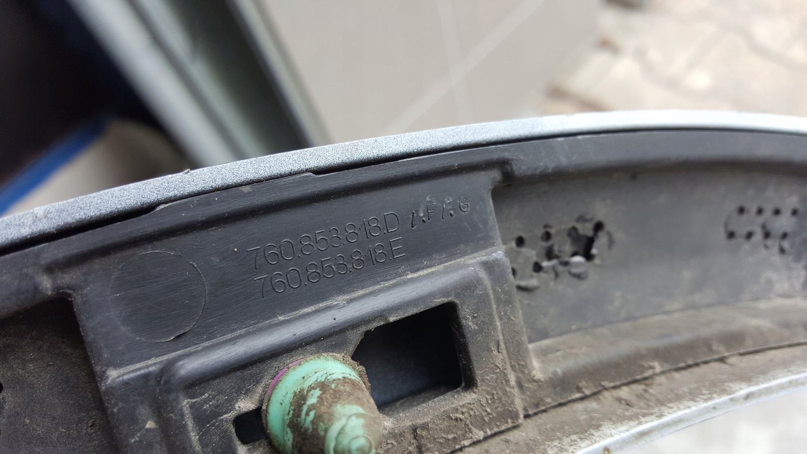 Listwa błotnika prawy tył VW TOUAREG 3 760853818D