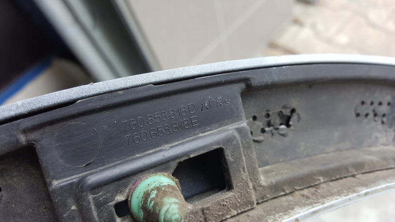 Listwa błotnika prawy tył VW TOUAREG 3 760853818D