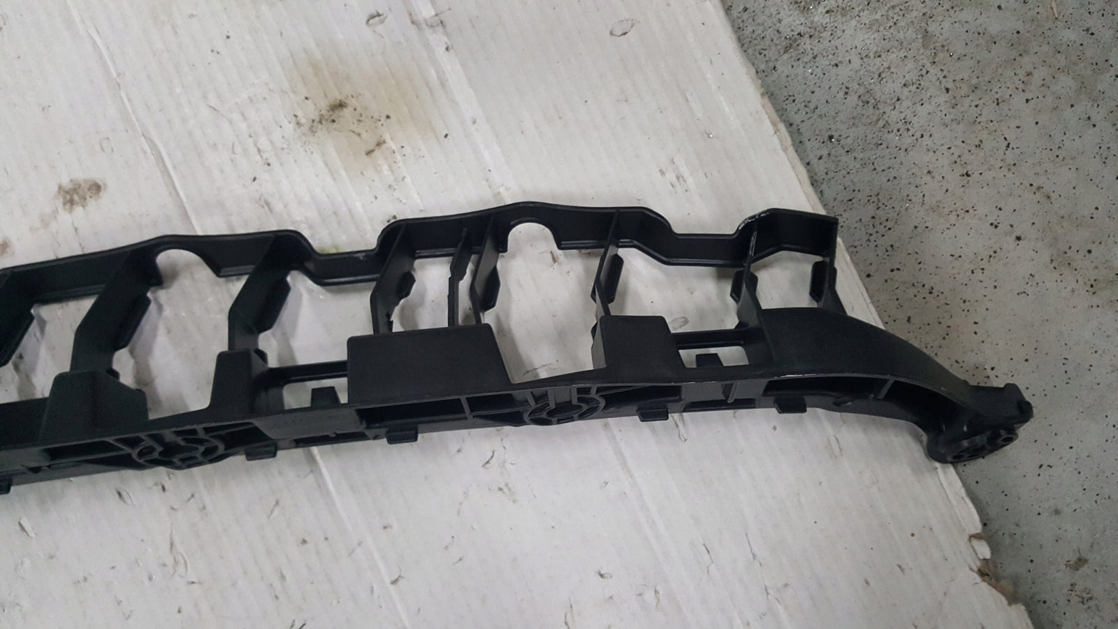 NOWY ORYGINALNY ślizg zderzaka tylnego SKODA OCTAVIA IV kombi 5E7807863