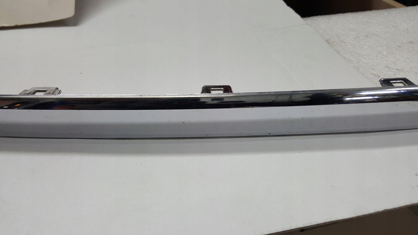 Listwa chrom zderzaka tylnego VW TOUAREG 7P6853835 demontaż