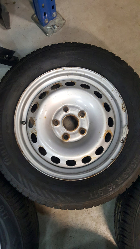 4 FELGI STAL VW Caddy 2K0601027B 6x15 5x112 ET47 195/65/15 91T lato Conti