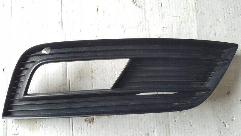 Kratka zderzaka prawy przód AUDI A4 (B8) 8K0807682K demontaż