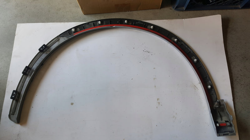 Listwa błotnika prawy przód AUDI Q3 8U0853718A demontaż