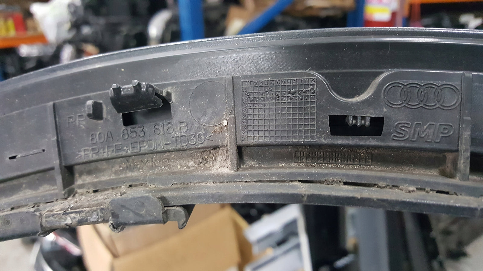 Listwa błotnika prawy tył AUDI Q5 80A853818B demontaż