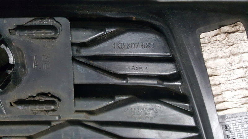 KRATKA W ZDERZAK PRAWA PRZÓD AUDI A6 C8 4K 2018-2022 4K0807682