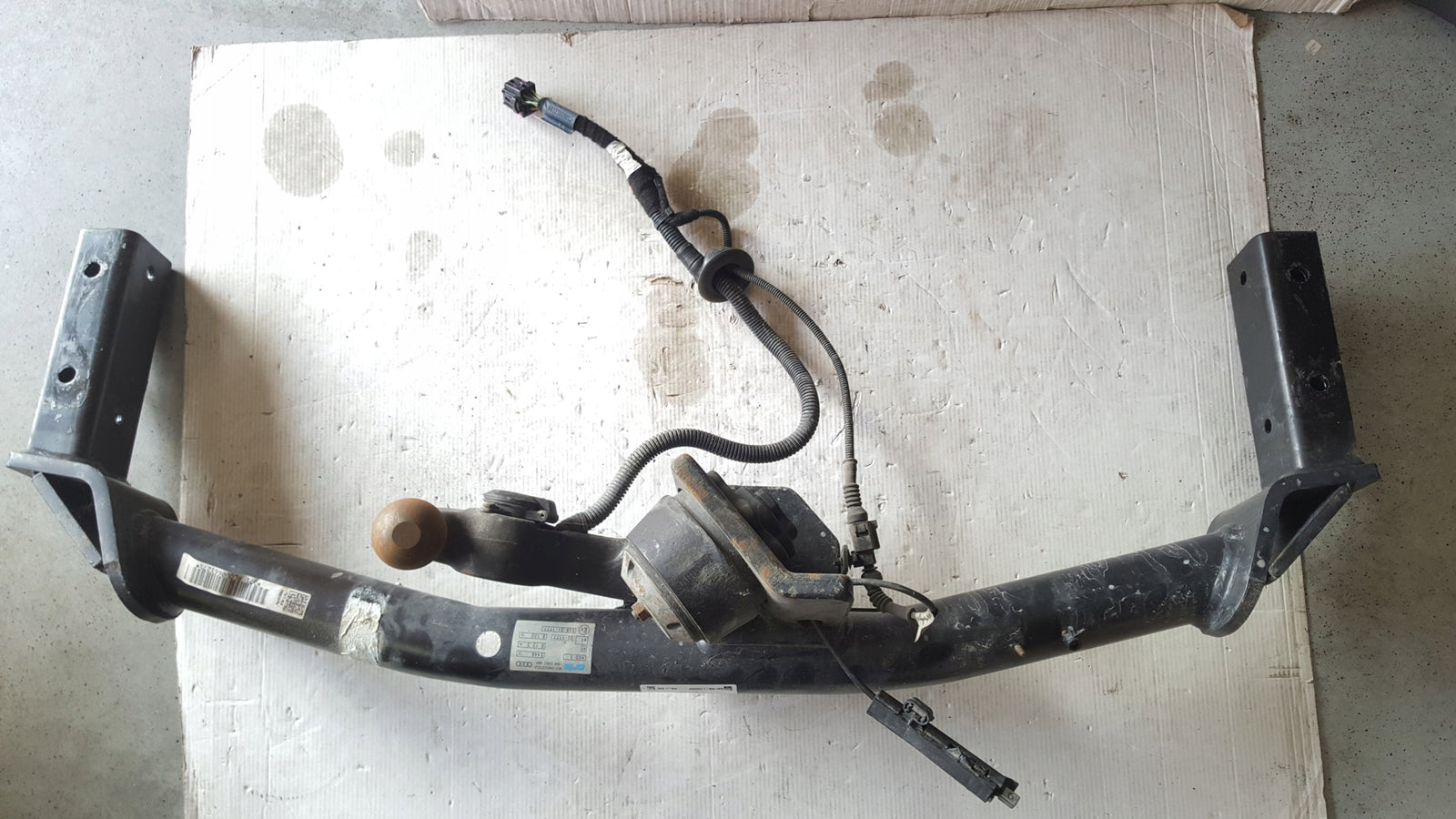 Hak holowniczy AUDI Q5 8R0800495E + wiązka 8R0971541C demontaż