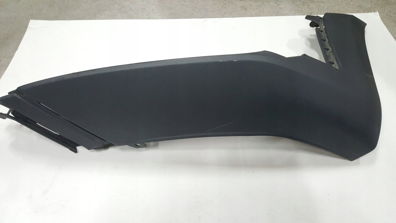 Narożnik listwa zderzaka lewy przód AUDI A4 (B9) ALLROAD 8W0807061B
