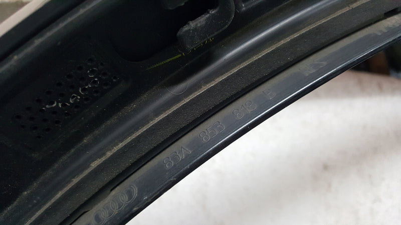 Listwa błotnika prawy tył AUDI Q3 83A853818B demontaż