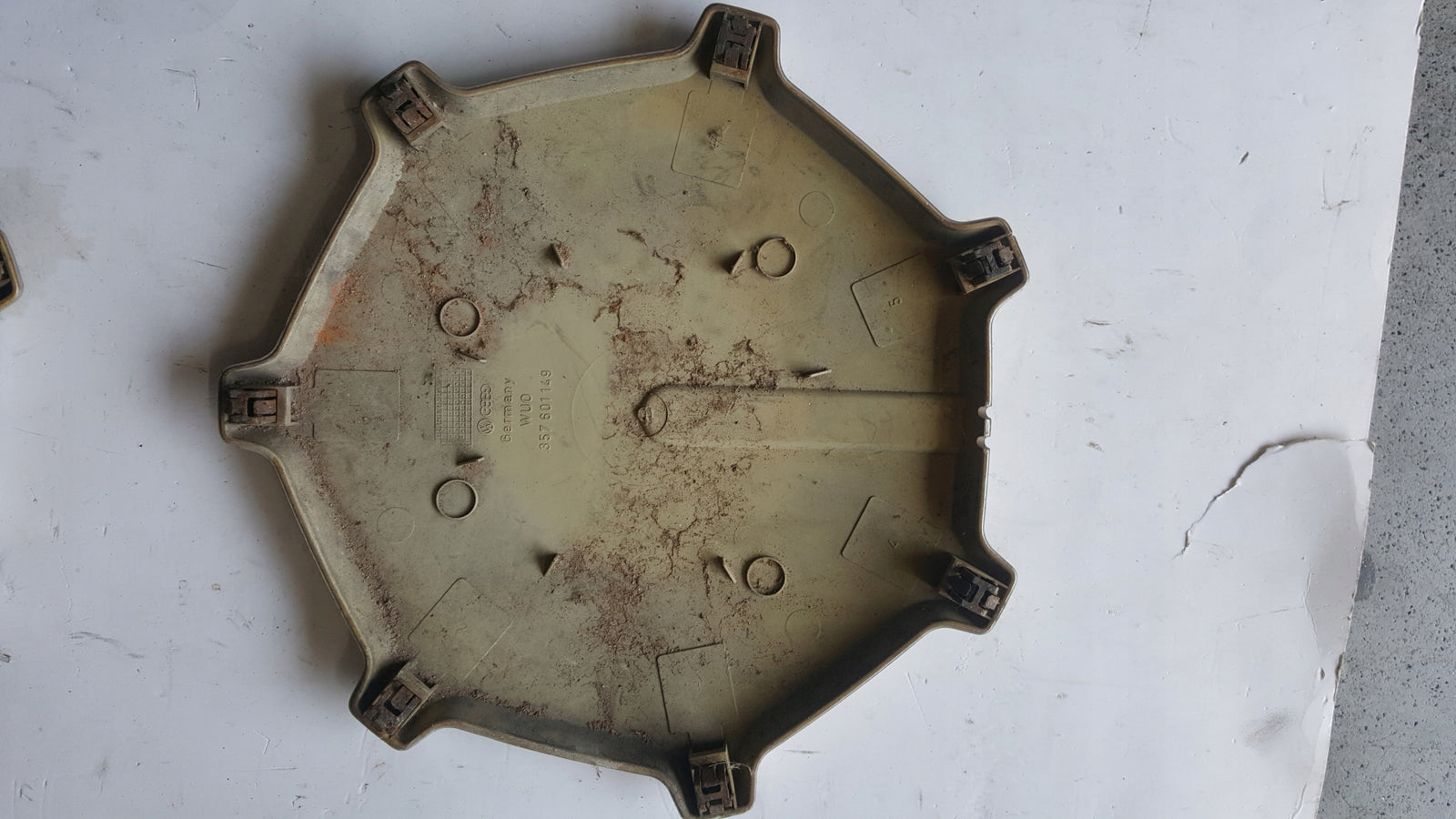 VW PASSAT B3 DEKIELKI KAPSLE DO FELG ORYGINALNE KOMPLET 4 SZT 357601149