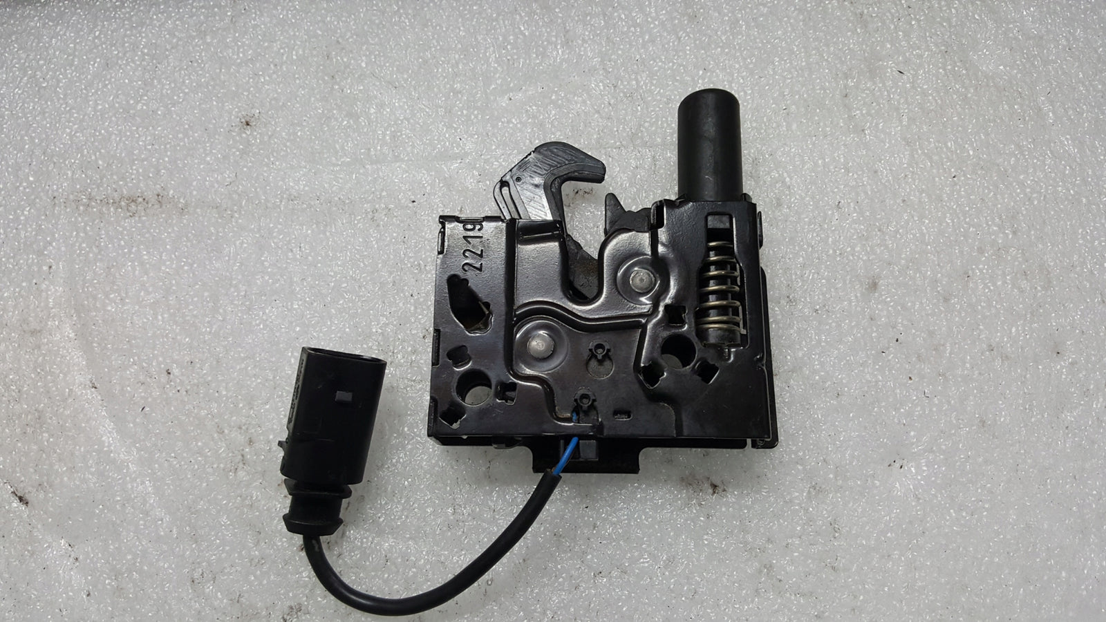 Zamek maski AUDI A4 B9 A5 RS4 RS5 8W0823509B demontaż