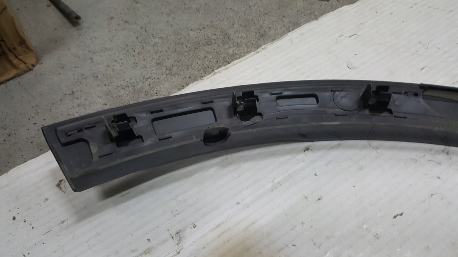 Listwa błotnika prawy tył AUDI Q4 e-tron 89A853817C demontaż