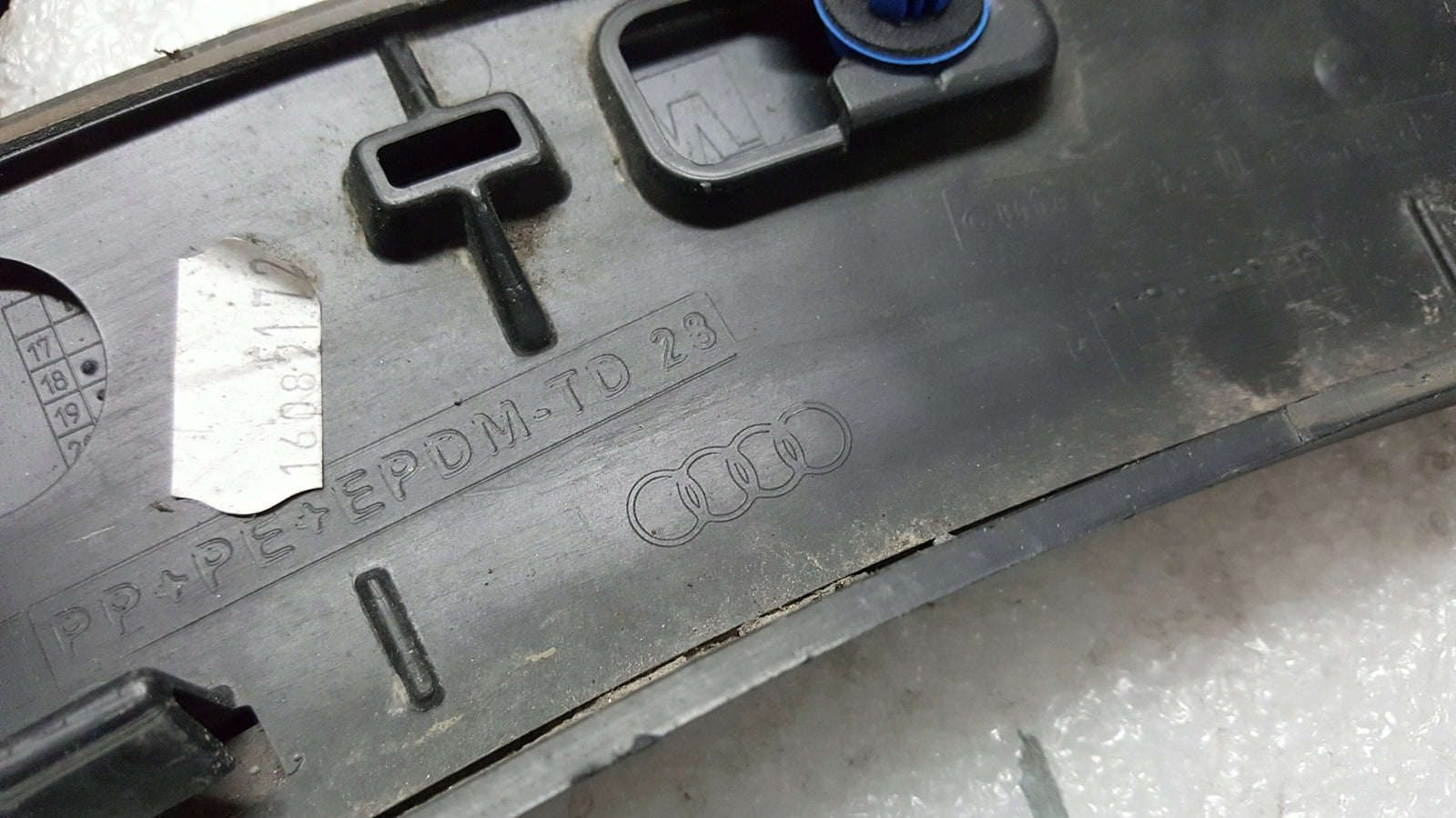 Listwa błotnika prawy tył AUDI E-TRON 4KE853818