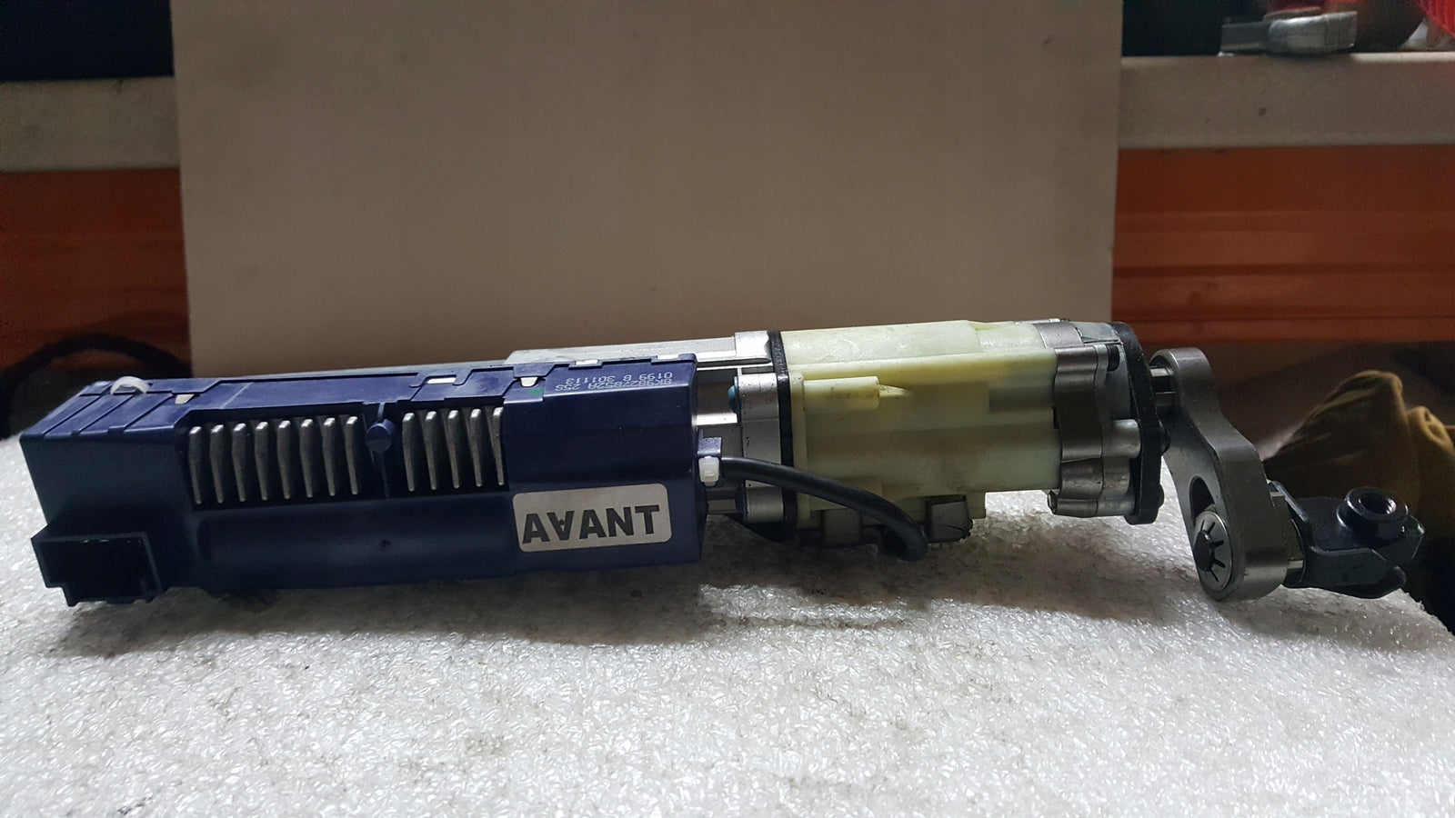 Siłownik klapy bagażnika prawa strona AUDI A4 (B8) RS4 8K9827852A demontaż