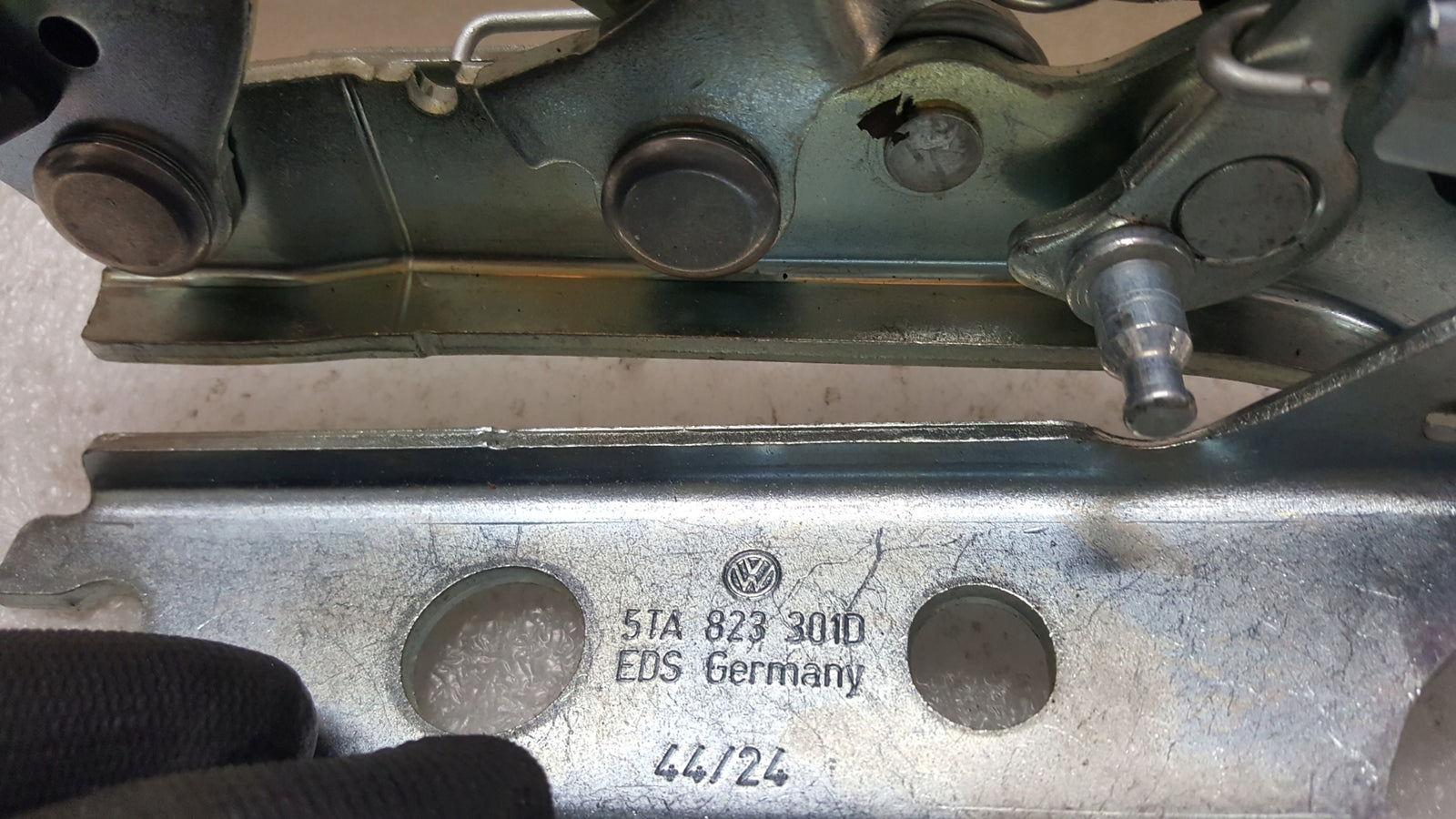 NOWE ORYGINALNE zawiasy maski L+P VW TOURAN 5TA823301D 5TA823302D