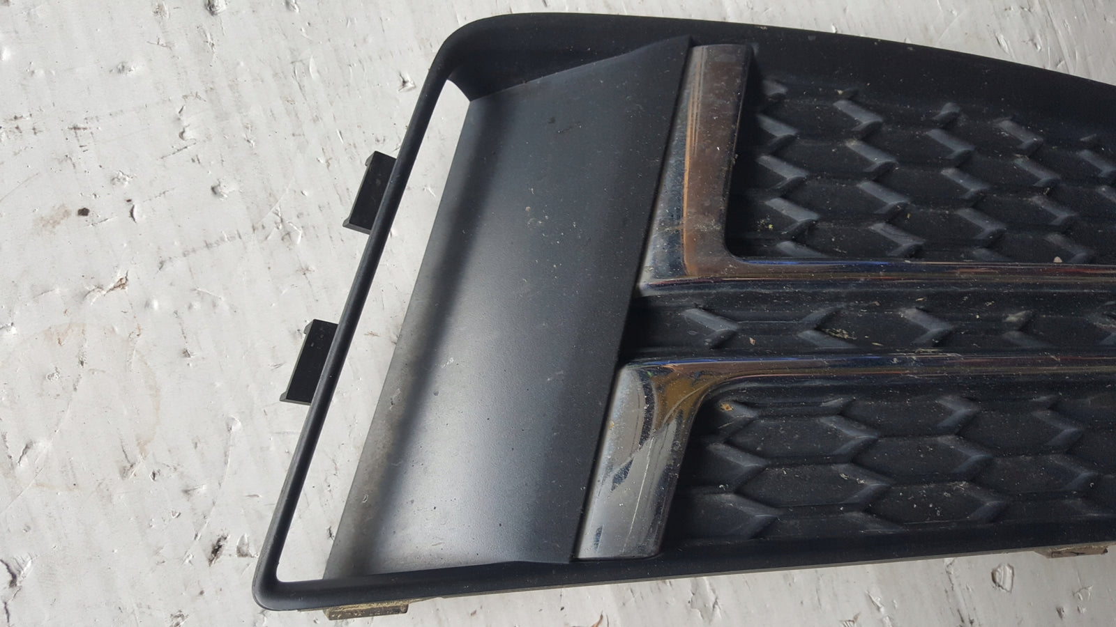 Kratka zderzaka przedniego prawa strona AUDI A4 (B9) 8W0807682F demontaż