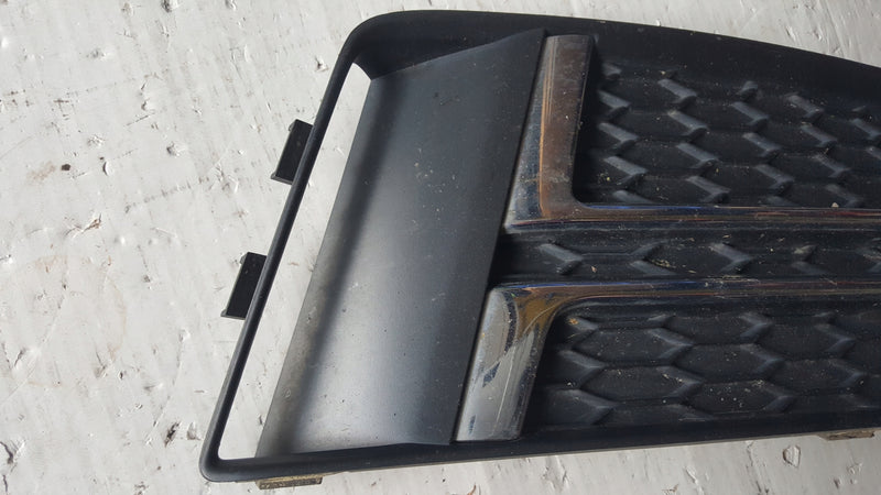 Kratka zderzaka przedniego prawa strona AUDI A4 (B9) 8W0807682F demontaż