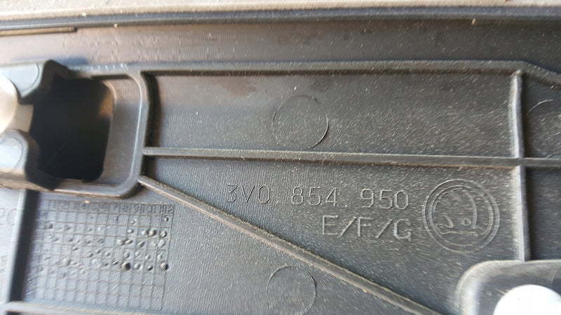 Listwa drzwi PR tył SKODA SUPERB 3V0854950 demonta