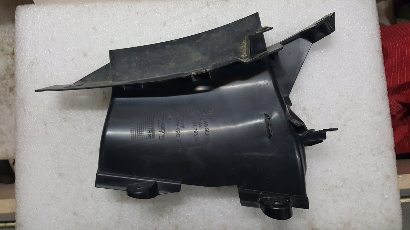 Kierownica powietrza lewy przód AUDI A5 8W6121763D demontaż