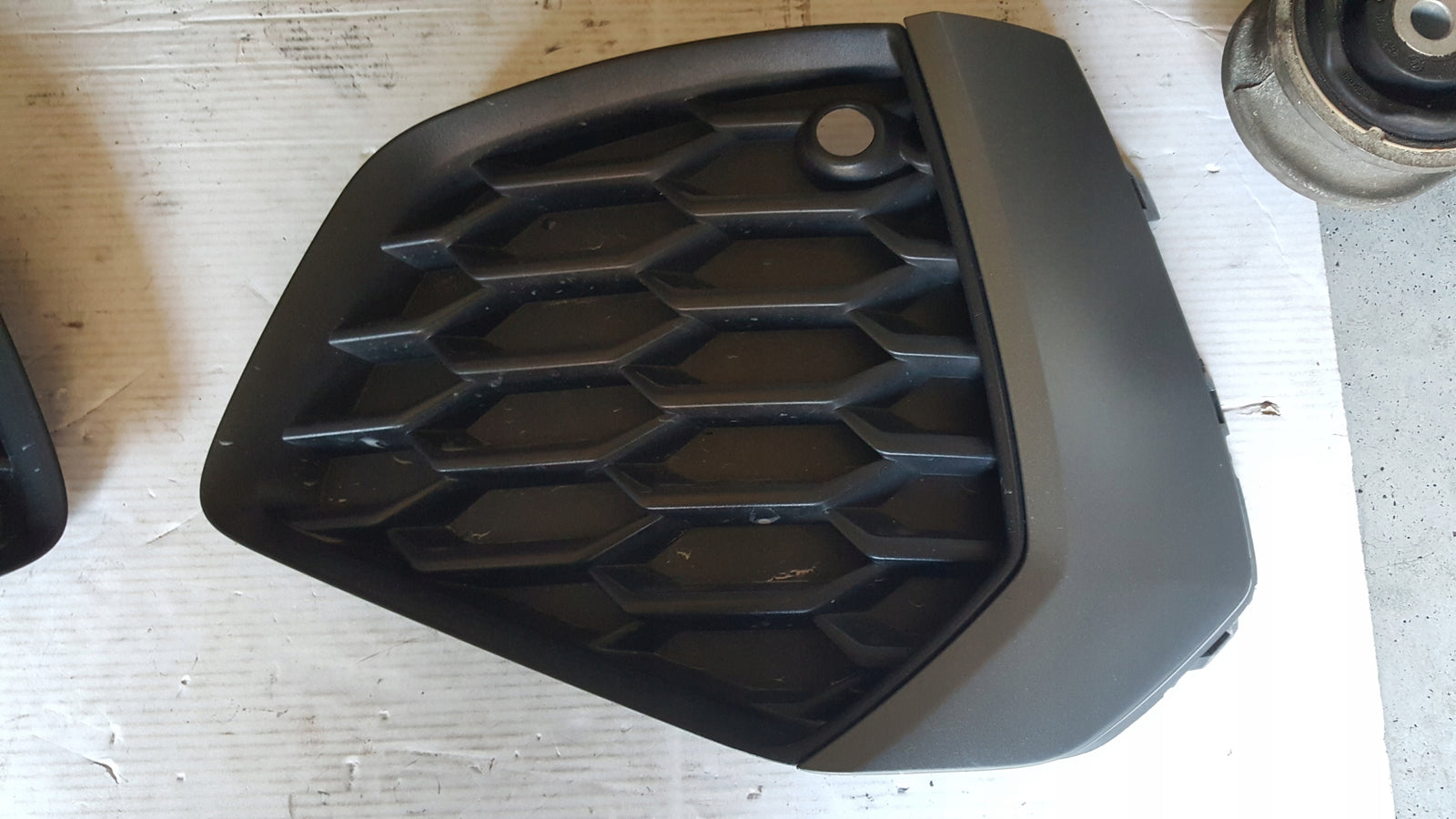 Kratki zderzaka przedniego AUDI A3 8Y0807681B/682B