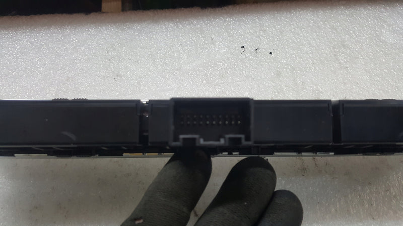 Panel przycisków AUDI Q2 81A925301C demontaż