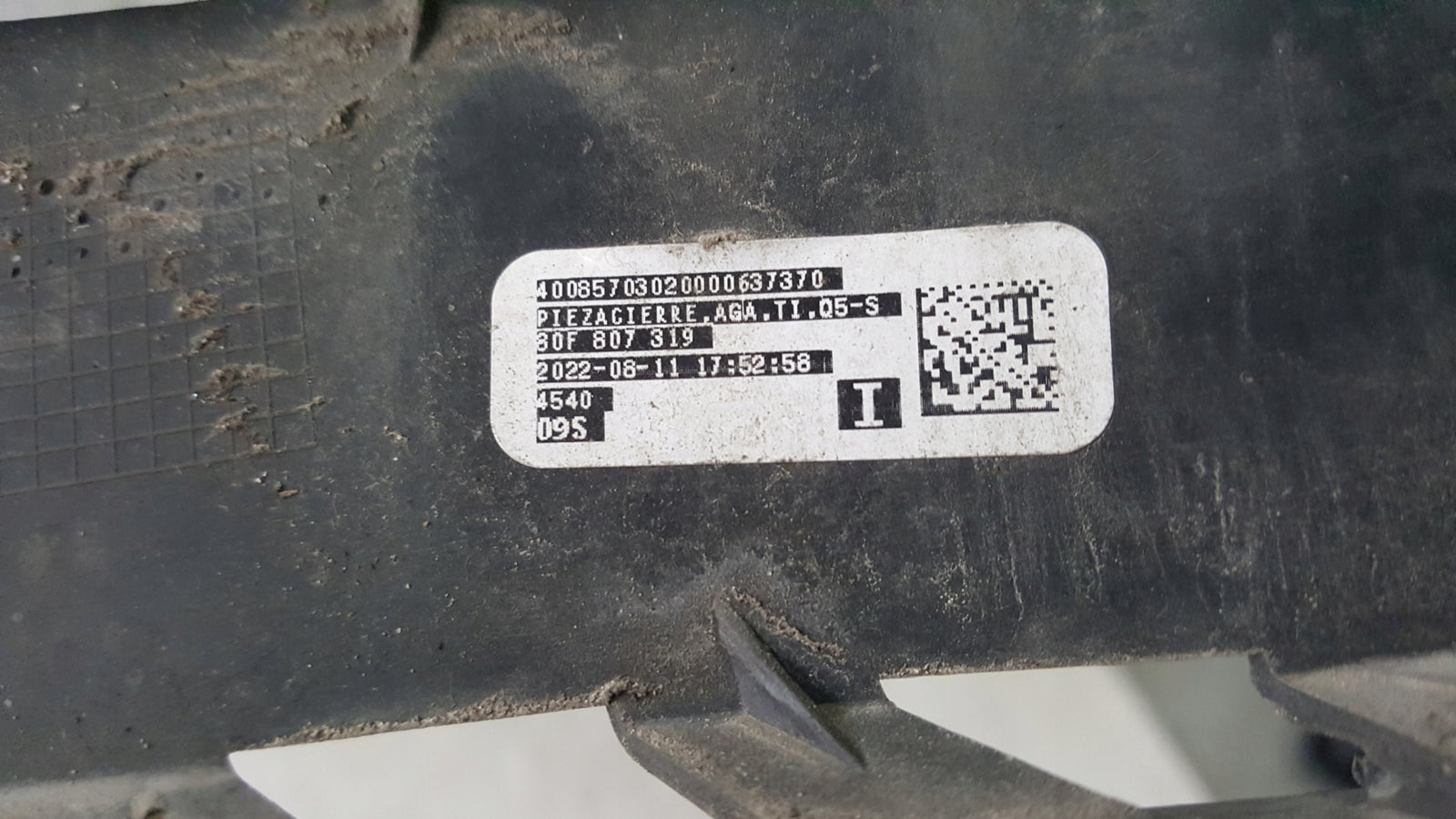Kratka zderzaka tylnego lewa strona AUDI Q5 80F807319 demontaż
