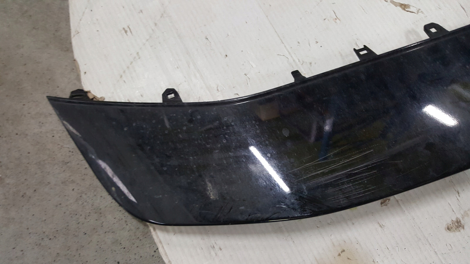 Spoiler dokładka zderzaka przedniego AUDI A4 (B9) 8W0807717B demontaż