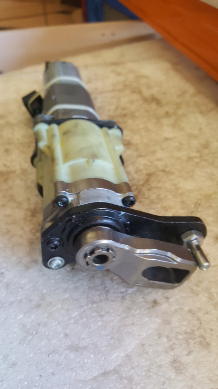 Siłownik Elektryczny Klapy Tył AUDI Q5 8R A6 C6 KOMBI LEWY 8R0827851 B