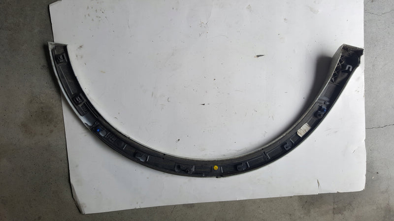 Listwa błotnika prawy tył AUDI Q3 83A853818B demontaż
