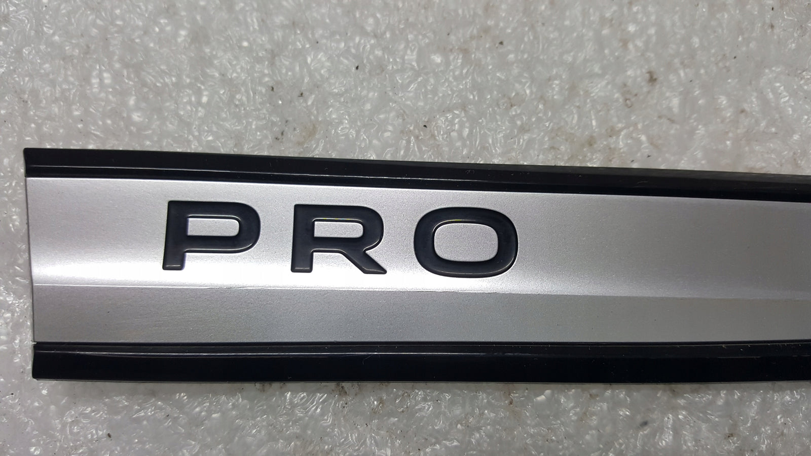 Emblemat napis PRO na błotnik prawy przód- VW ID.3 10A853688F demontaż