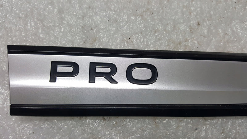 Emblemat napis PRO na błotnik prawy przód- VW ID.3 10A853688F demontaż