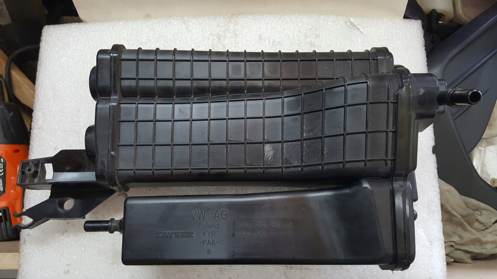 Filtr węglowy VW AUDI SEAT SKODA 5WA201801 demontaż