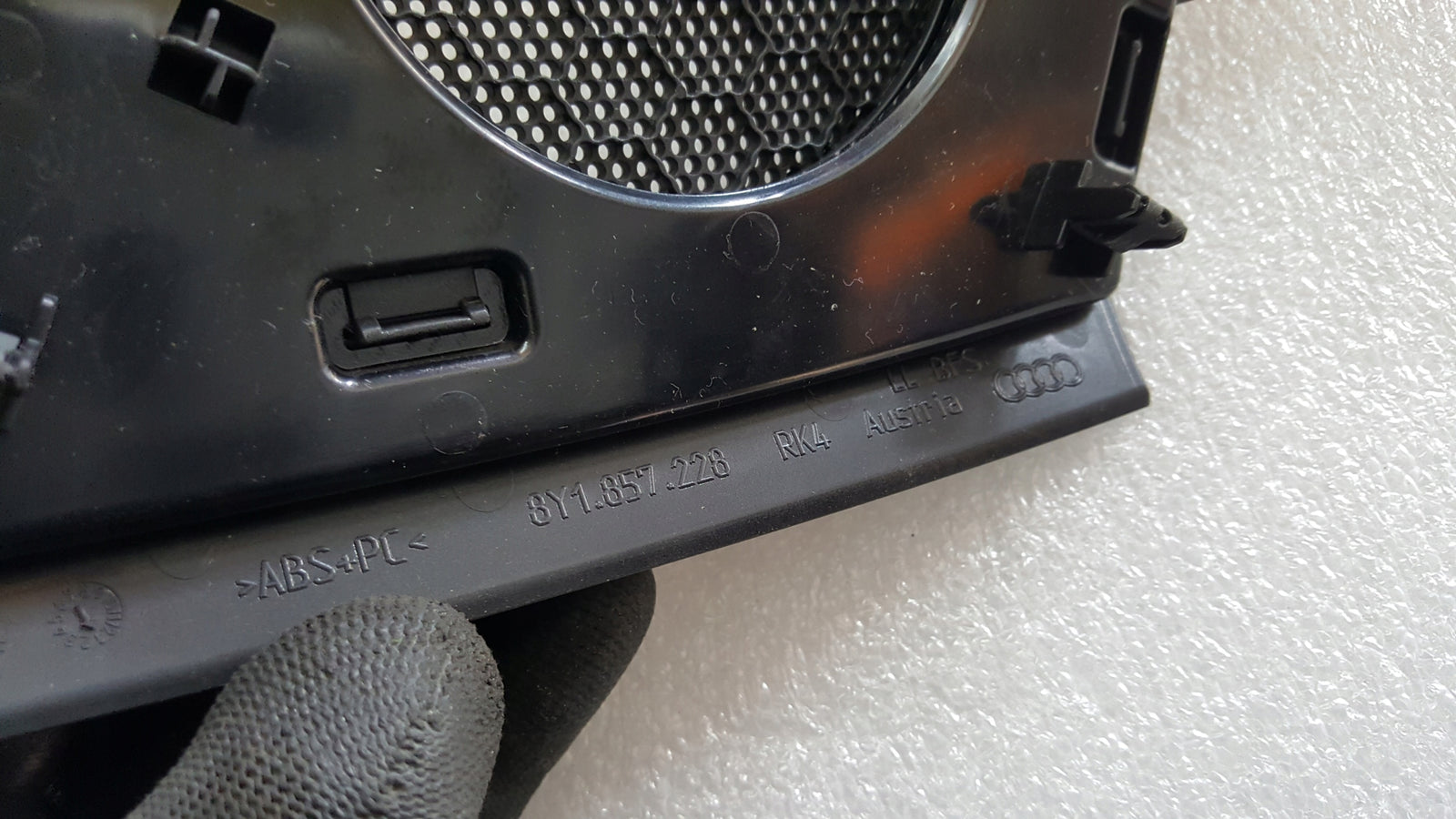 Maskownica osłona głośnika prawa strona AUDI A3 8Y1857228 demontaż
