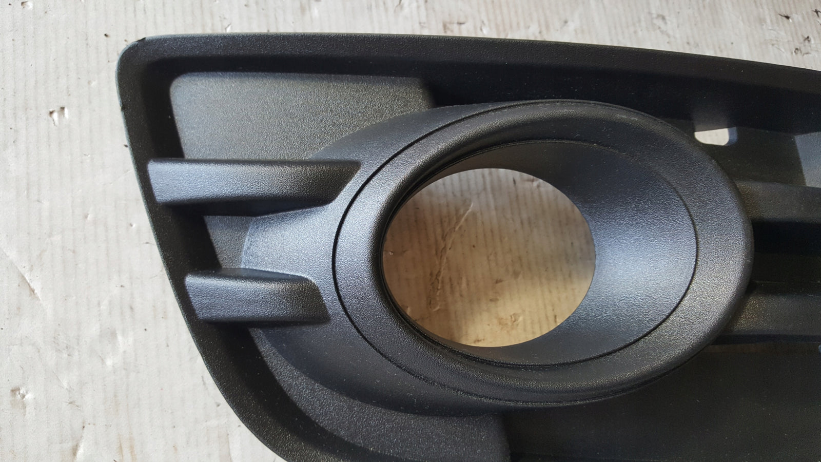 NOWA ORYGINALNA kratka zderzaka prawy przód AUDI Q5 8R0807682A