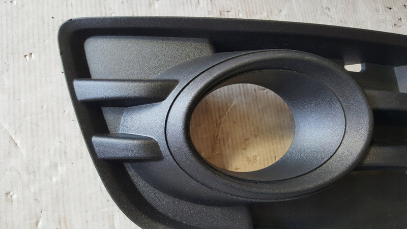 NOWA ORYGINALNA kratka zderzaka prawy przód AUDI Q5 8R0807682A