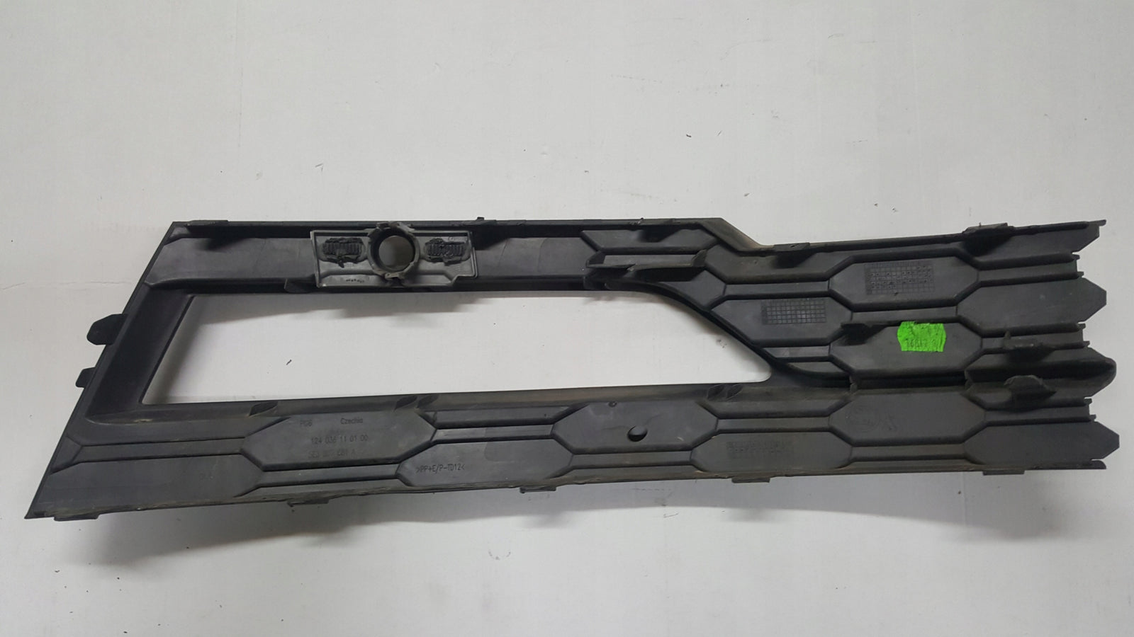Kratka zderzaka przedniego lewa strona SKODA OCTAVIA IV 5E3807681A