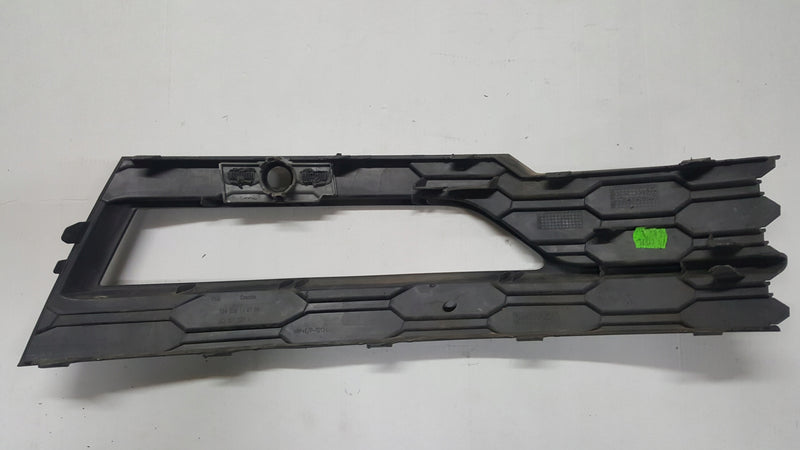 Kratka zderzaka przedniego lewa strona SKODA OCTAVIA IV 5E3807681A