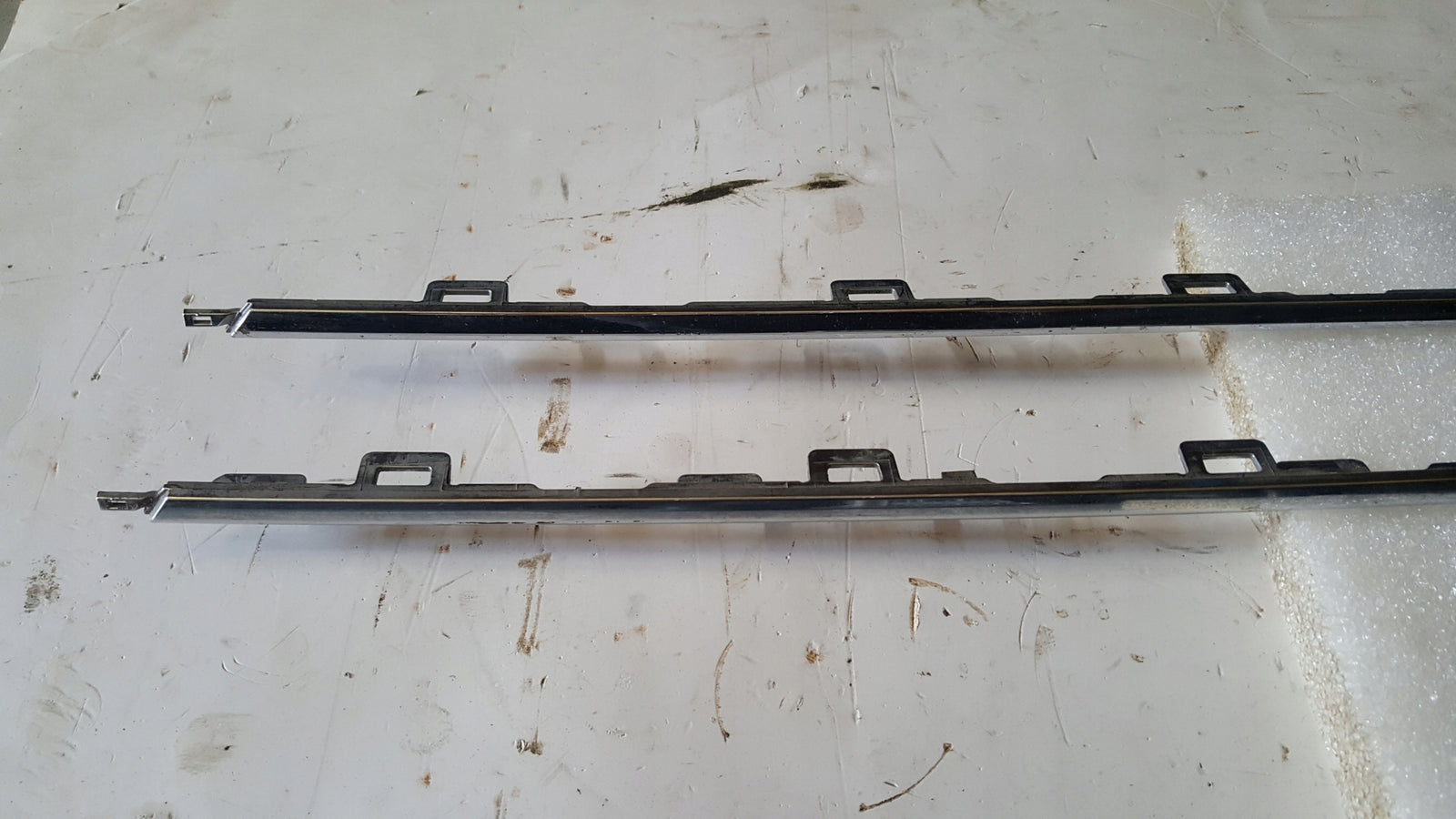 Listwa chrom zderzaka tylnego VW PASSAT (B8) 3G0853835 demontaż