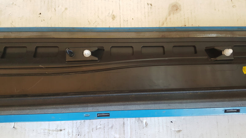 Listwa drzwi LE przód AUDI Q2 81A853959A demontaż