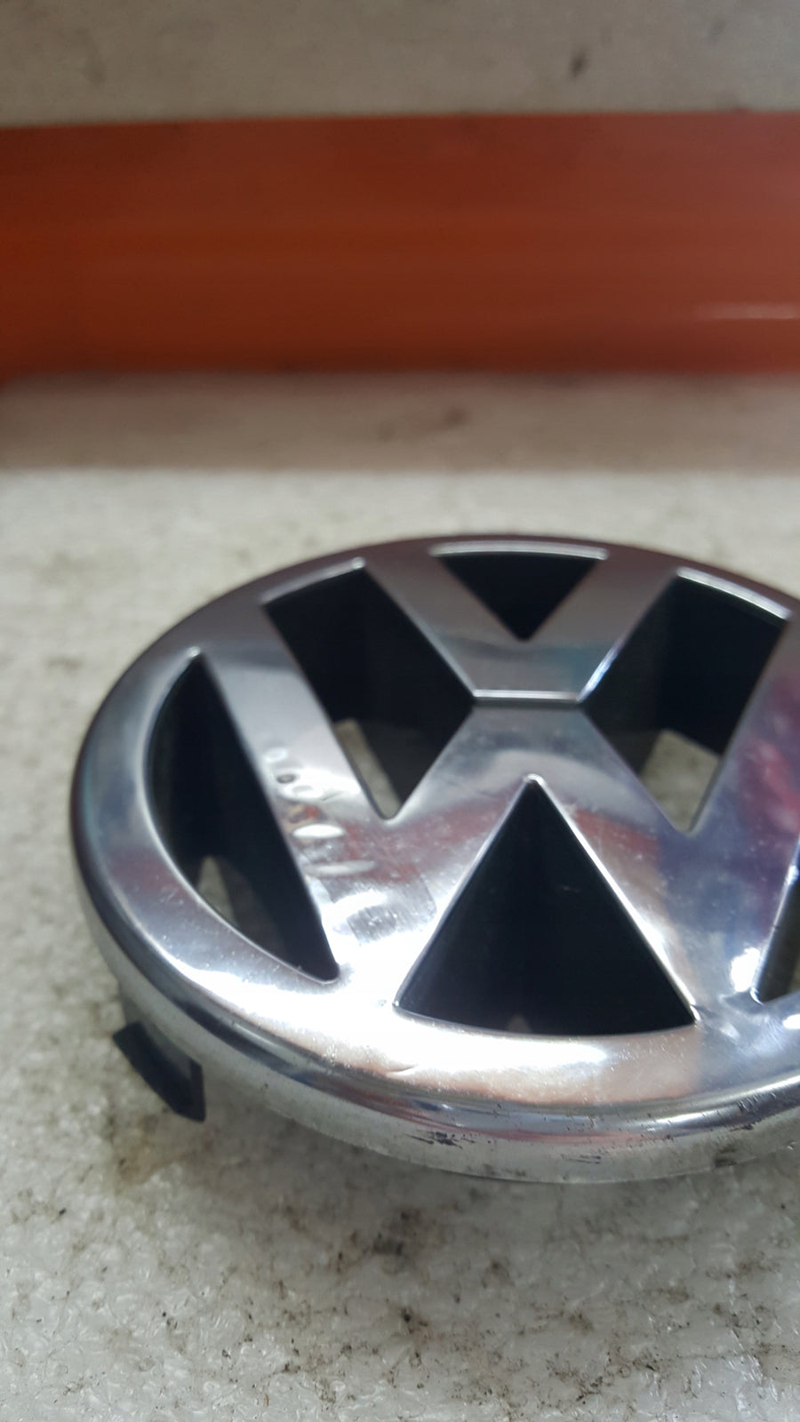 ZNACZEK EMBLEMAT KLAPY VOLKSWAGEN 1J5853601A