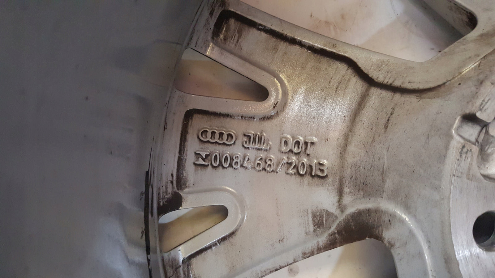 AUDI A3 21^ felga aluminiowa 17 cali 8Y0601025D