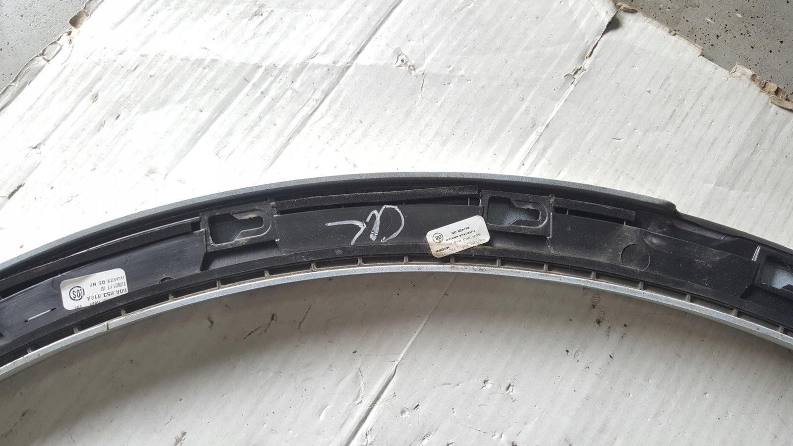 Listwa błotnika prawy tył AUDI Q5 80A853818A demontaż