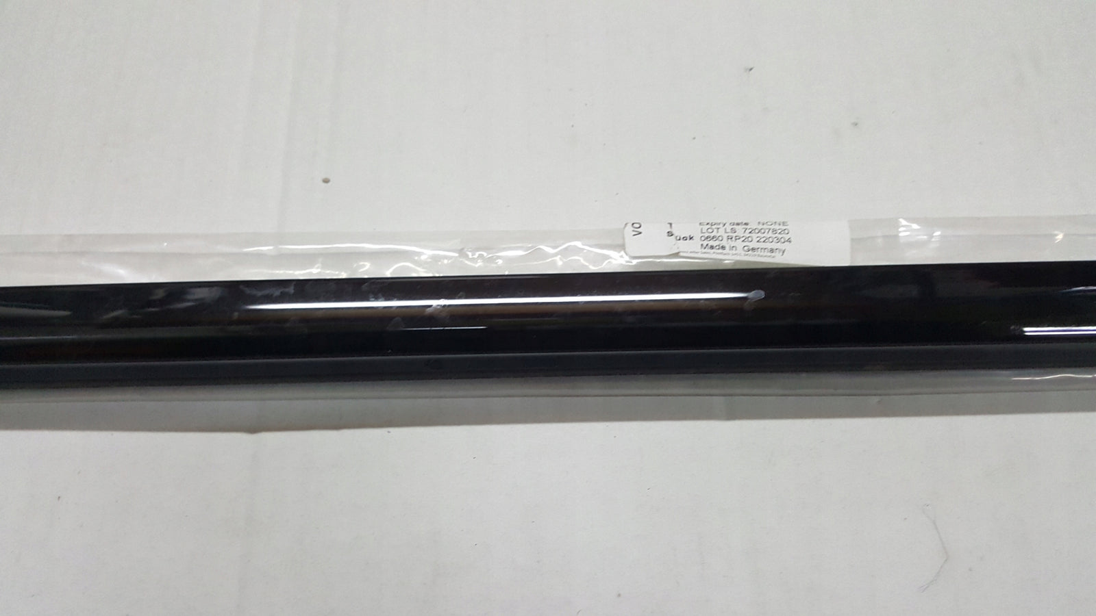 Listwa zgarniająca prawy przód AUDI A4 (B9) RS4 8W0853284D demontaż